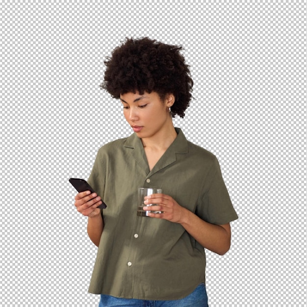 女性が水を飲みながらスマートフォンをチェックしている
