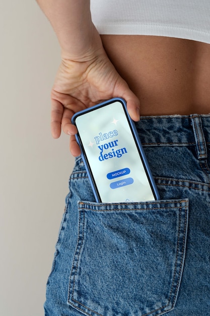 PSD mock-up dello smartphone della tenuta della mano della donna all'interno