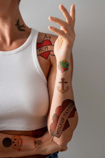 Женщина с макетом татуировки
