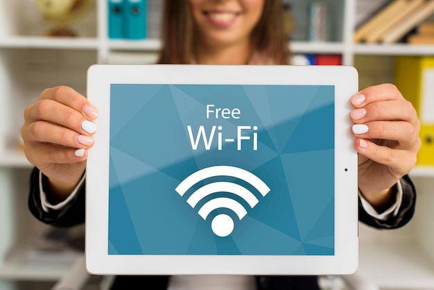 무료 Wi-Fi 글자와 디지털 태블릿을 들고 여자