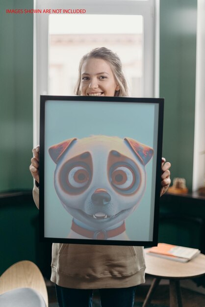 Una donna con una foto incorniciata di un panda