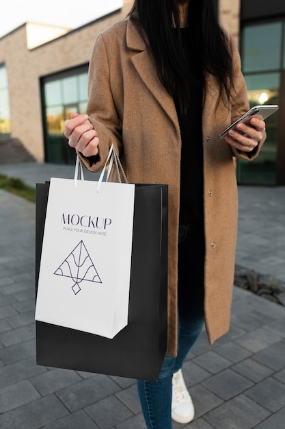 PSD woman holding luxurious shopping bag outdoors