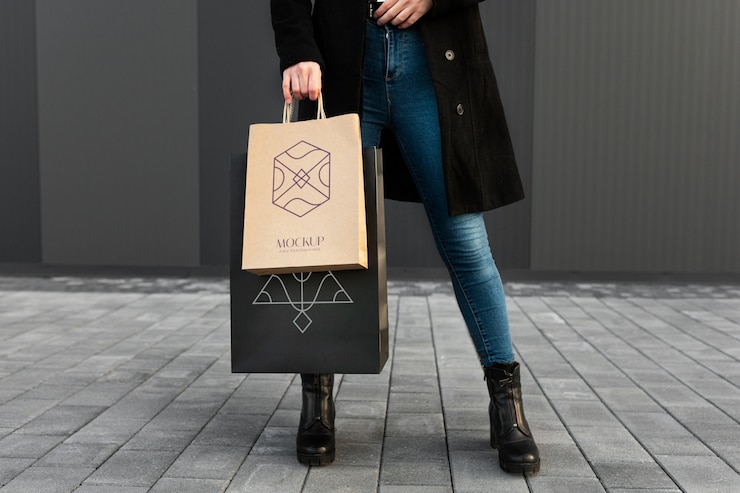 PSD woman holding luxurious shopping bag outdoors