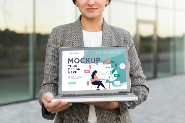 Donna che mantiene un laptop mock-up per lavoro