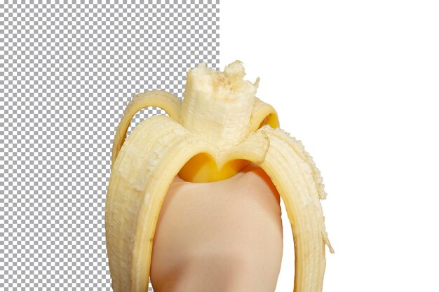 女性は、透明な背景に開いた噛まれたバナナを手に持っています。健康の概念