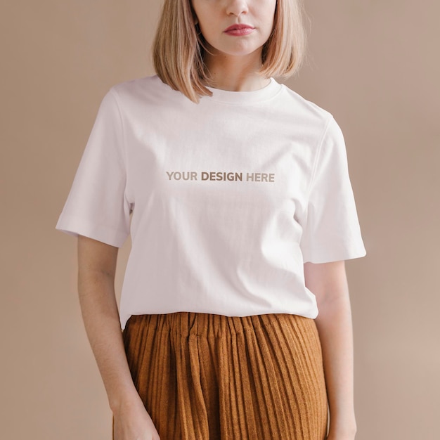 白いtシャツのモックアップソーシャル広告テンプレートの女性