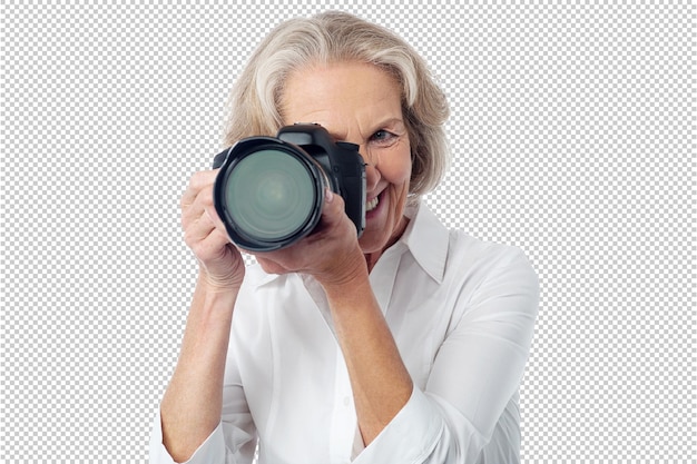 женщина фотографирует с помощью объектива камеры