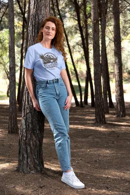 Donna all'aperto in natura indossando t-shirt mock-up