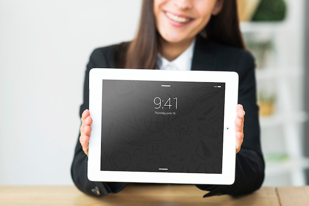 Donna che presenta tablet mockup