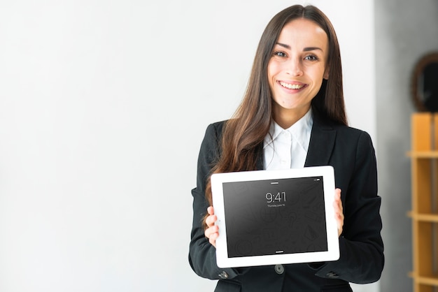 Donna che presenta tablet mockup