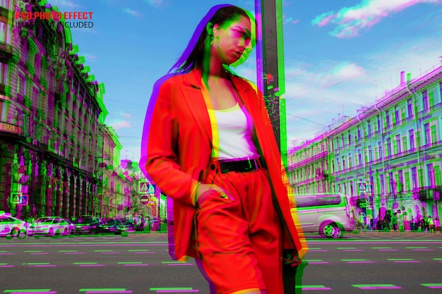 Женщина в красной куртке стоит на улице.