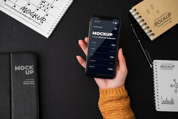 PSD mano della donna che tiene il telefono mock-up