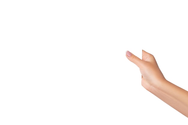 La mano di una donna tiene un foglio bianco su sfondo trasparente isolato