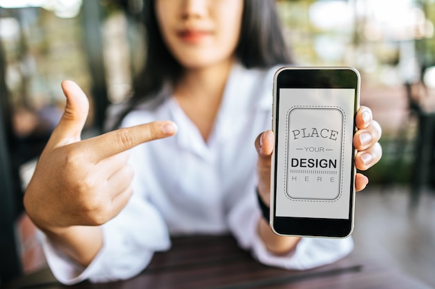 PSD donna che utilizza smartphone psd mockup