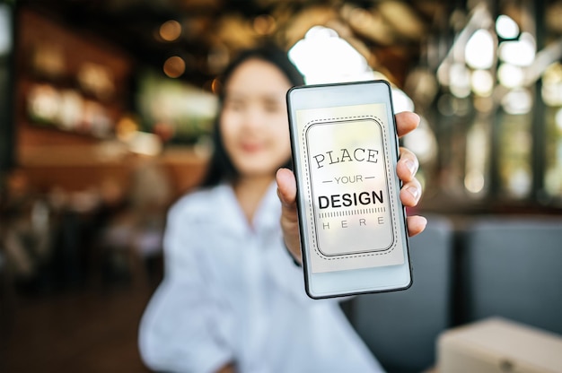 Donna che utilizza smartphone psd mockup