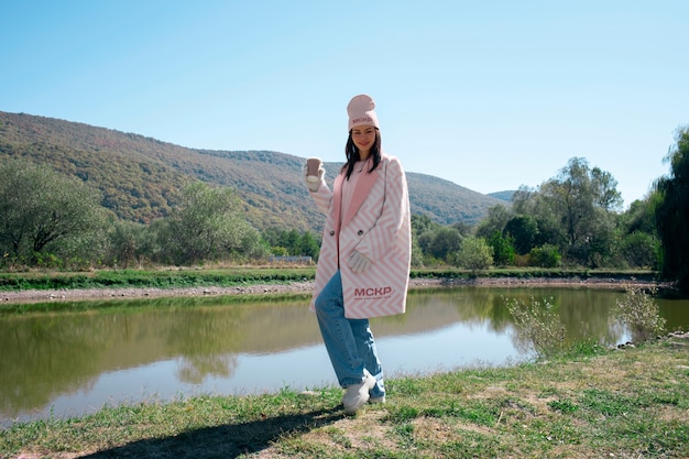 Donna che indossa un modello di felpa per l'esposizione al freddo.