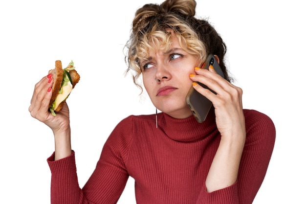 Donna che indossa un'acconciatura da panino disordinato