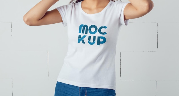 'mockup'이라고 적힌 흰색 셔츠를 입은 여성
