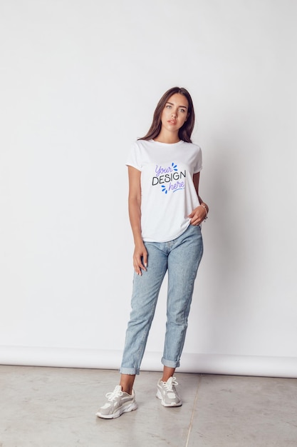 白いTシャツとブルージーンズを着た女性