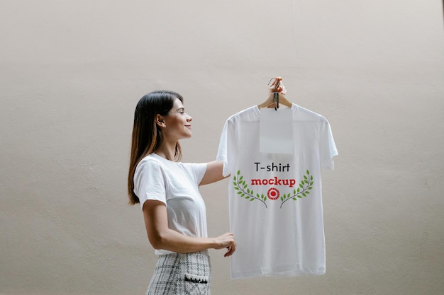 装飾デザインの白いTシャツのモックアップを着た女性