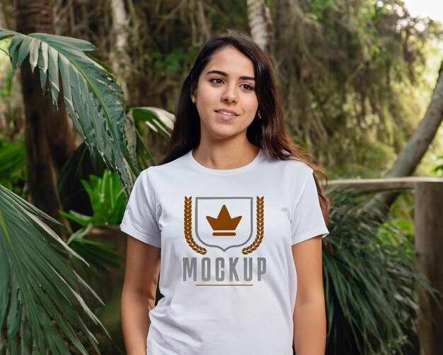 Premium PSD | Woman wearing a white tshirt tshirt mockup design