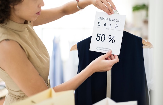 50％の売りサインを持つ女性