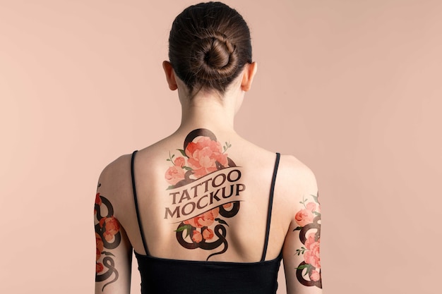 背中のタトゥーのモックアップを持つ女性
