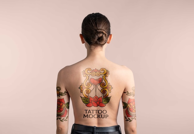 PSD donna con mock-up tatuaggio sulla schiena