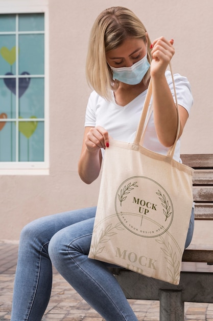 Donna con il concetto di mock-up di borsa