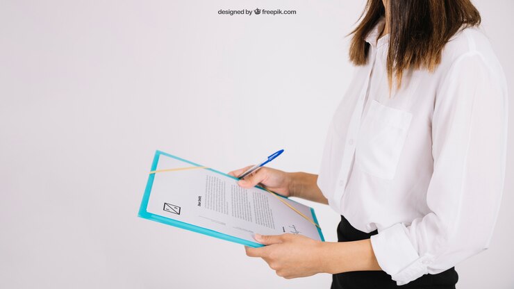 PSD クリップボードを持つ女性