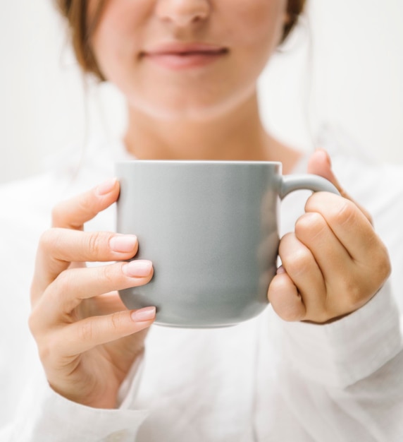 Donna con un modello di tazza di caffè