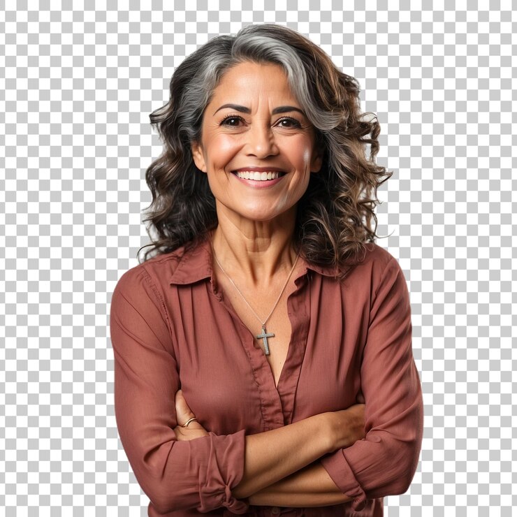 PSD a woman with her arms crossed and a smile on her face isolated on transparent background