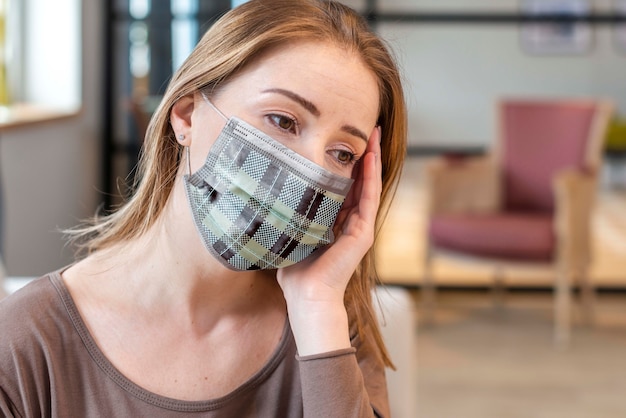 Donna con il modello di concetto di maschera medica