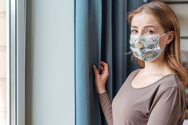 Donna con il modello di concetto di maschera medica