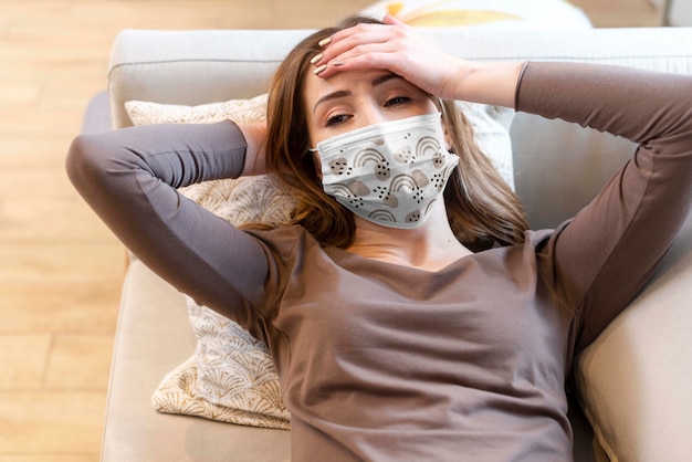 Donna con il modello di concetto di maschera medica