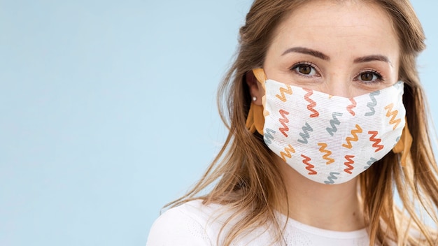 Donna con il modello di concetto di maschera medica