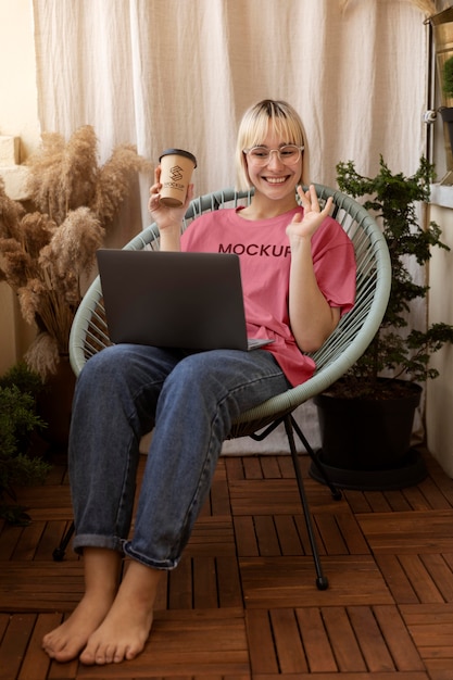 PSD donna che lavora a casa da sola con un modello di laptop