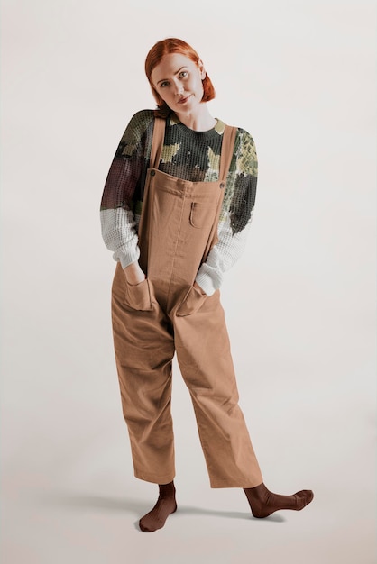 ウーマンスウェッター モックアップ フルボディ 秋の服装 ファッションデザイン PSD
