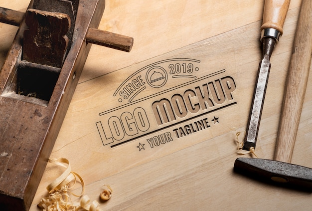 PSD mock-up effetto intaglio del legno con strumenti