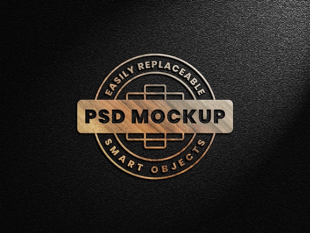 Mockup di logo realistico 3d in legno sulla parete scura