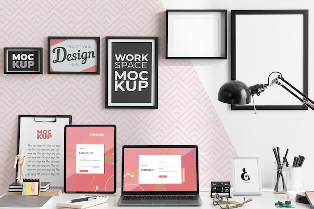 PSD mockup di scrivania da lavoro con dispositivi