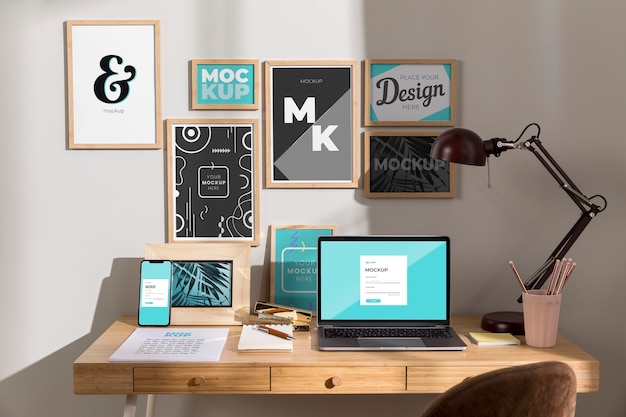 PSD mockup sul posto di lavoro con dispositivi