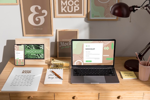 PSD mockup sul posto di lavoro con dispositivi