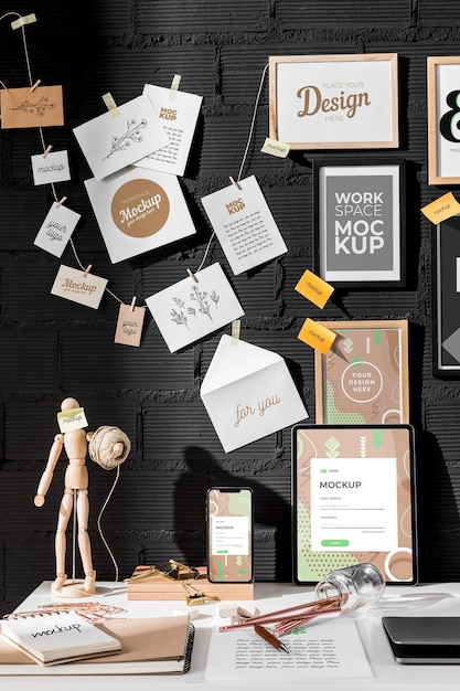 Mockup sul posto di lavoro con dispositivi