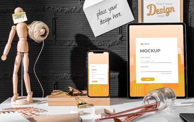 Mockup sul posto di lavoro con dispositivi