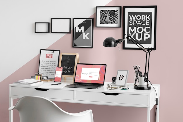 PSD mockup dell'area di lavoro con dispositivi