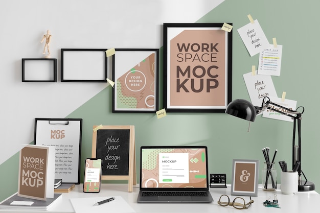 PSD mockup dell'area di lavoro con dispositivi