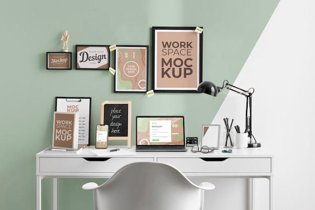 PSD mockup dell'area di lavoro con dispositivi