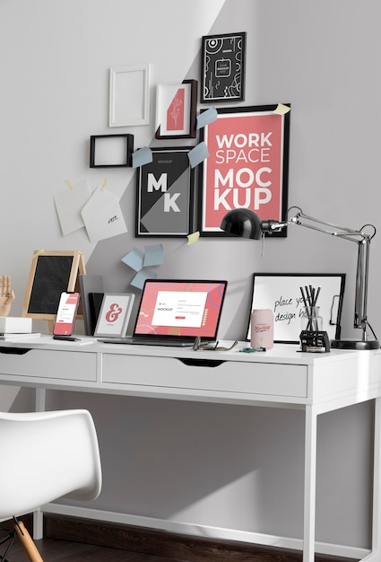 PSD mockup dell'area di lavoro con dispositivi