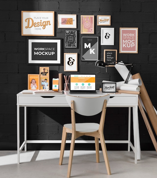 PSD mockup dell'area di lavoro con dispositivi